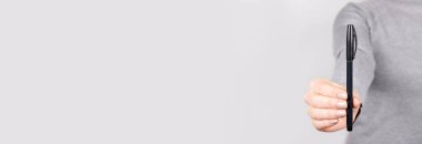 Gri üzerine siyah tükenmez kalemle.