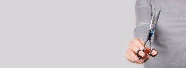 Gri üzerinde seyrelten makasla..