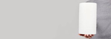 Gri üzerine kağıt havlu sarılmış bir el..