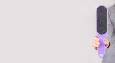 Mor bacaklı el griyi temizler..