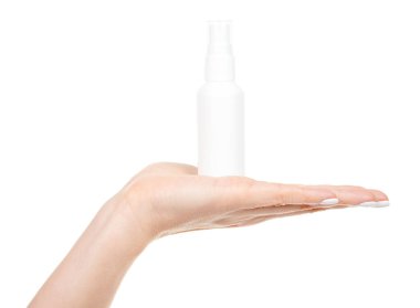 Beyaz plastik elli antiseptik izole edilmiş.