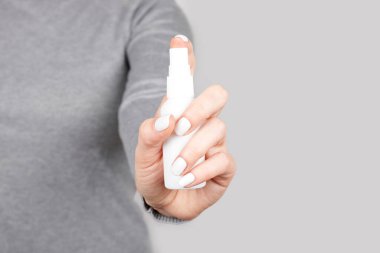 Griye antiseptik sprey sıkılmış.