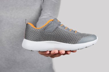 Gri ayakkabılı bir el.