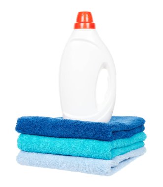 Pamuk havluları beyaza izole edilmiş şişedeki deterjan.