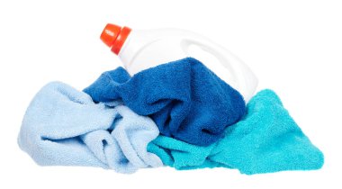 Pamuk havluları beyaza izole edilmiş şişedeki deterjan.