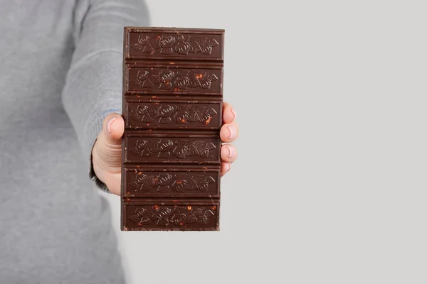 Mão Com Barra Chocolate Com Nozes Cinza — Fotografia de Stock