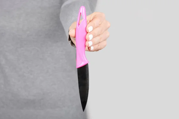 Mano Con Pequeño Cuchillo Cocina Gris — Foto de Stock