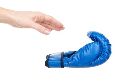 Elleri mavi boks eldivenli, beyaz tenli.