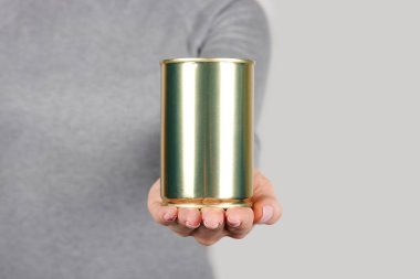 Metal tenekeli el, gri tenekeyi muhafaza et