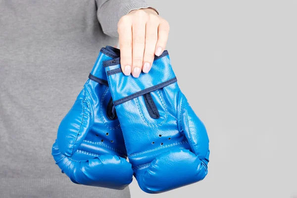 Main Avec Gants Boxe Bleus Sur Fond Gris — Photo