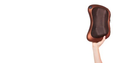 El ve kahverengi boyun masaj yastığı beyaza izole edilmiş..