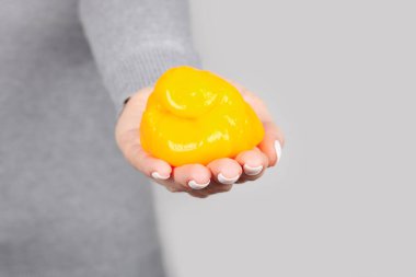 Gri üzerine sarı sümüklü oyuncak