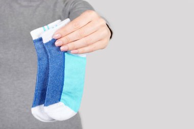 Gri üzerinde mavi pamuklu çoraplar