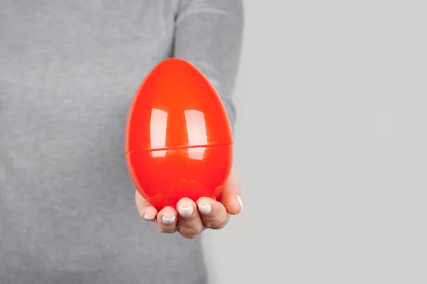 Gri Üzerinde Kırmızı Plastik Yumurta Olan — Stok fotoğraf