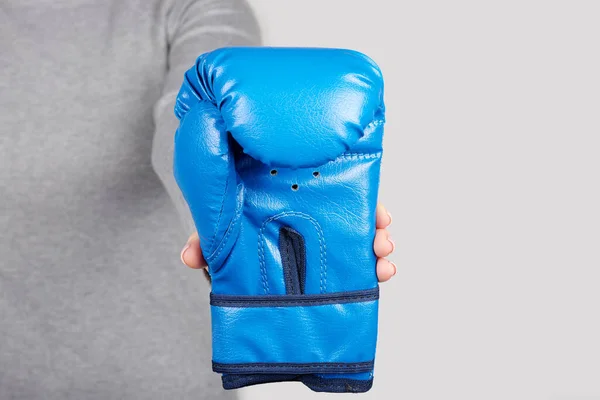 Main Avec Gants Boxe Bleus Sur Fond Gris — Photo