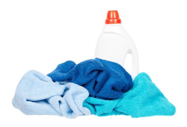 Pamuk havluları beyaza izole edilmiş şişedeki deterjan.