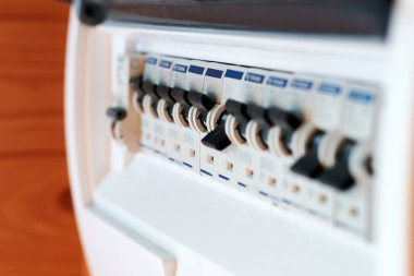 Ev için elektrik devre kesici paneli