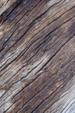 Yaşlı yıpranmış, koyu kahverengi ahşap yüzeyi kırılmış..