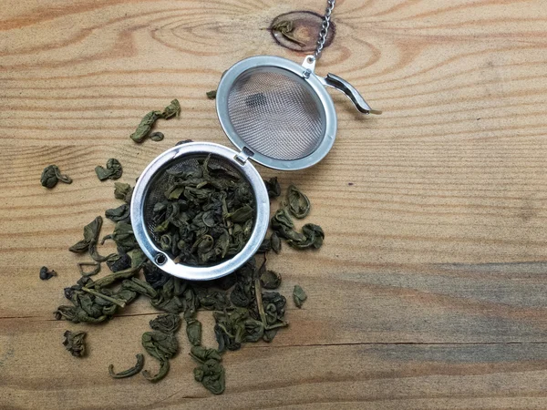 Folhas de chá secas e filtro de chá — Fotografia de Stock
