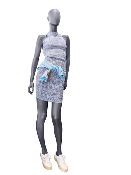 Vrouwelijke etalagepop draagt een gebreide jurk. — Stockfoto