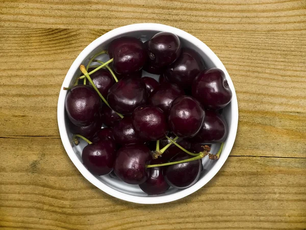 Cerejas frescas em uma tigela — Fotografia de Stock