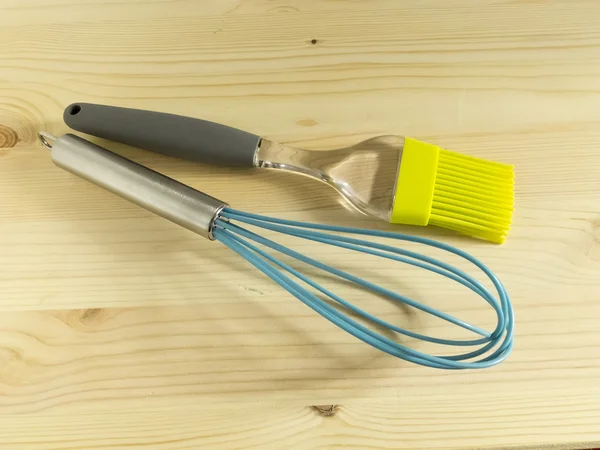 Batidor de cocina y cepillo para hornear — Foto de Stock