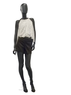 Şort ve üst giymiş kadın manken