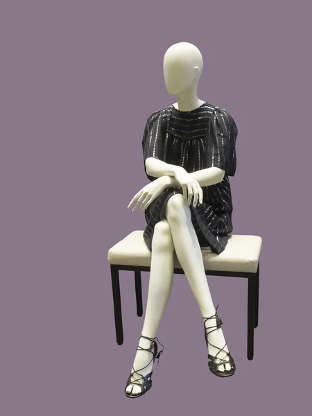 Сидящая женщина-манекен в черном платье — стоковое фото