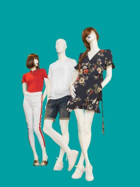 Modaya uygun giyinmiş üç uzun manken. Mavi arka planda izole edilmiş. Marka isimleri veya telif hakkı nesneleri yok.