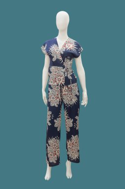 Uzun boylu kadın manken, yeşil arka planda izole edilmiş. Serbest bırakılmaya gerek yok. Marka isimleri veya telif hakkı nesneleri yok.