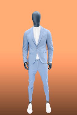 Mavi takım elbiseli, izole edilmiş uzun boylu erkek manken. Marka isimleri veya telif hakkı nesneleri yok.
