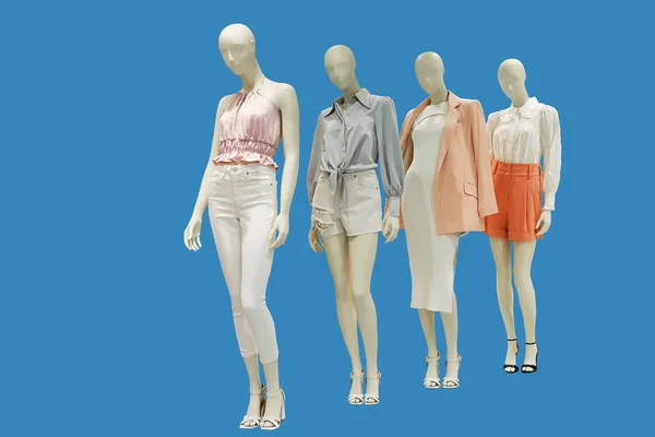 Fyra Kvinnliga Skyltdockor Klädda Fashionabla Kläder Isolerad Blå Bakgrund Inga — Stockfoto