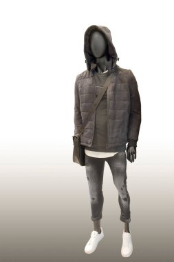 Beyaz arka planda izole edilmiş, günlük kıyafetler giymiş uzun boylu bir erkek manken. Marka isimleri veya telif hakkı nesneleri yok.