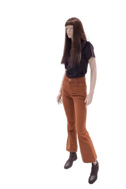 Modaya uygun giyinmiş, beyaz arka planda izole edilmiş tam boy kadın mankeni. Marka isimleri veya telif hakkı nesneleri yok.