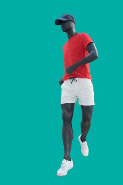 Koşan erkek manken mavi arka planda izole edilmiş. Marka isimleri veya telif hakkı nesneleri yok.