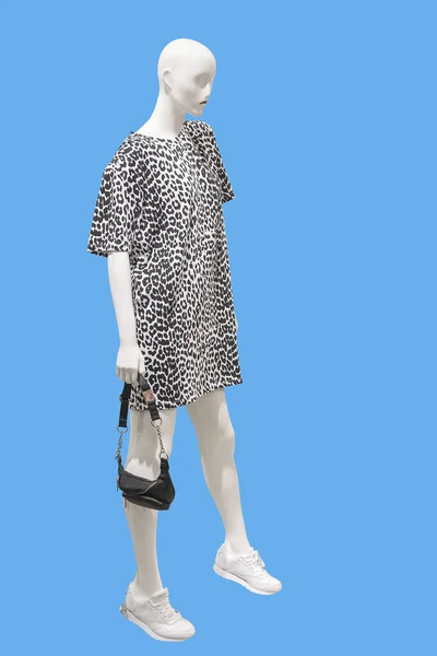 Ganzkörperlange Weibliche Schaufensterpuppe Sommerlicher Freizeitkleidung Isoliert Auf Blauem Hintergrund Keine — Stockfoto