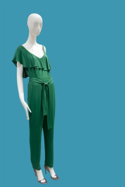 Uzun boylu, yaz modasına uygun giyinmiş, izole bir kadın mankeni. Marka isimleri veya telif hakkı nesneleri yok.