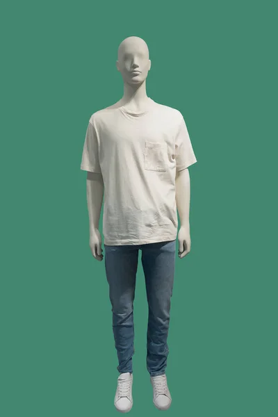 身穿T恤和蓝色牛仔裤的男装模特的全长图像 与绿色背景相隔离 — 图库照片
