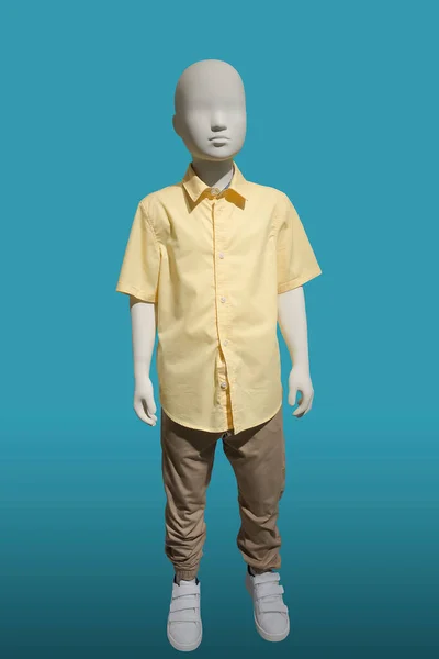 Imagen Completa Maniquí Exhibición Infantil Vestido Con Camisa Amarilla Pantalones — Foto de Stock