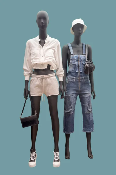 Två Fullängdare Kvinnliga Skyltdockor Klädda Fashionabla Kläder Isolerade Blå Bakgrund — Stockfoto