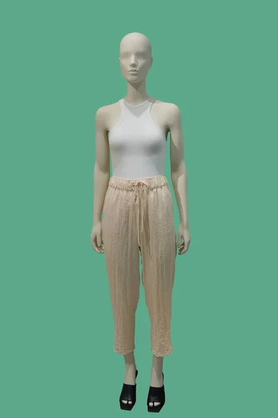 全长的女模特形象 穿着时髦的夏装 与绿色背景隔离 — 图库照片