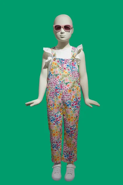 緑の背景に隔離された美しい夏の服を着た子供のディスプレイマネキンの完全な長さの画像 — ストック写真