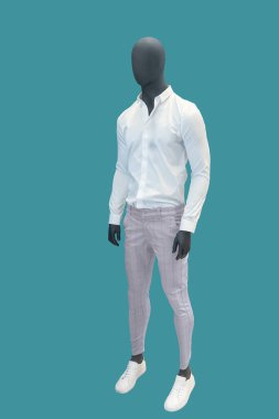 Mavi arka planda izole edilmiş günlük yaz kıyafetleri giyen bir erkek vitrin mankeni.