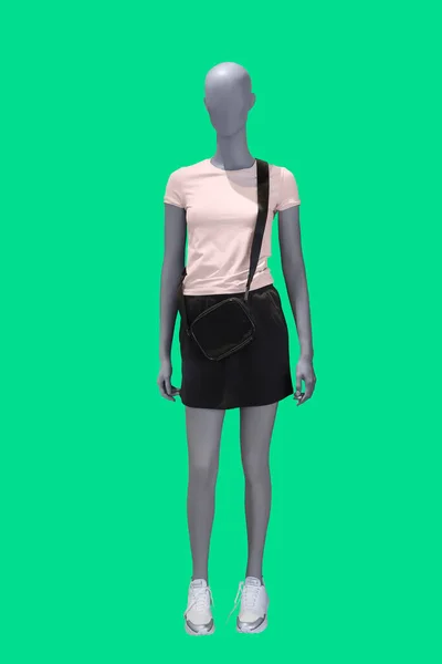 緑の背景に隔離されたカジュアルな服を着た女性のディスプレイマネキンの完全な長さの画像 — ストック写真