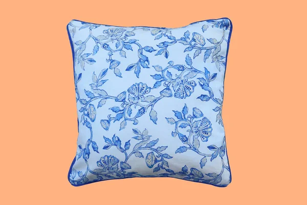 Cuscino Decorativo Con Motivo Floreale Blu Isolato Fondo Giallo — Foto Stock