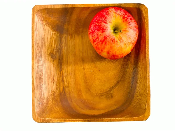 Деревянная тарелка с яблоком — стоковое фото