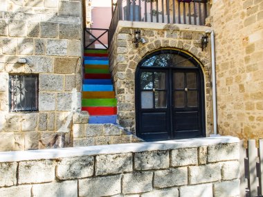 Renkli merdiven ile ev