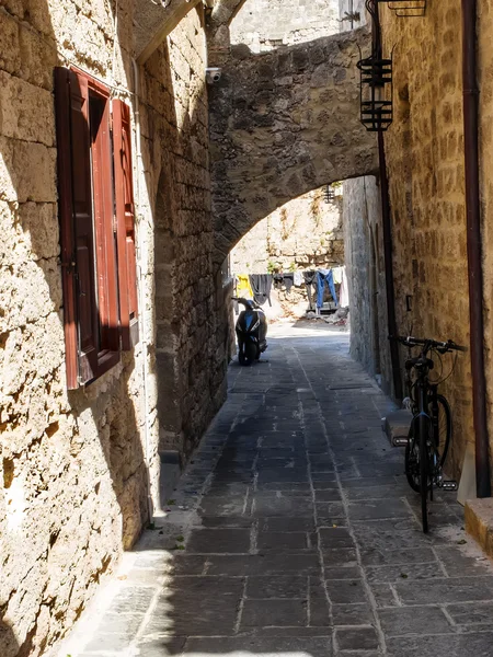 Oude straat in Rhodos stad — Stockfoto