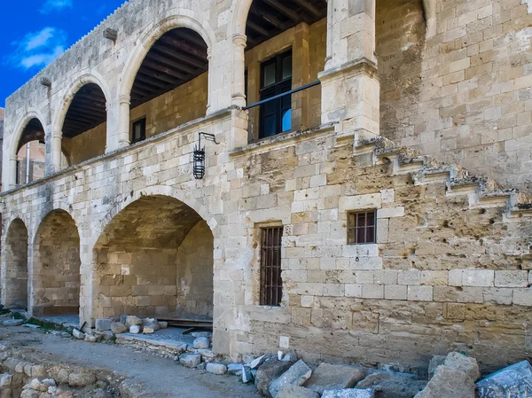 Старый дом с арками в городе Родос — стоковое фото