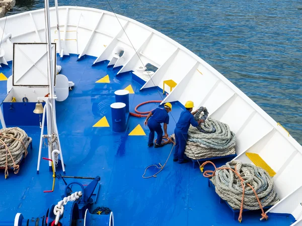 Палубні моряки працюють з мотузками — стокове фото